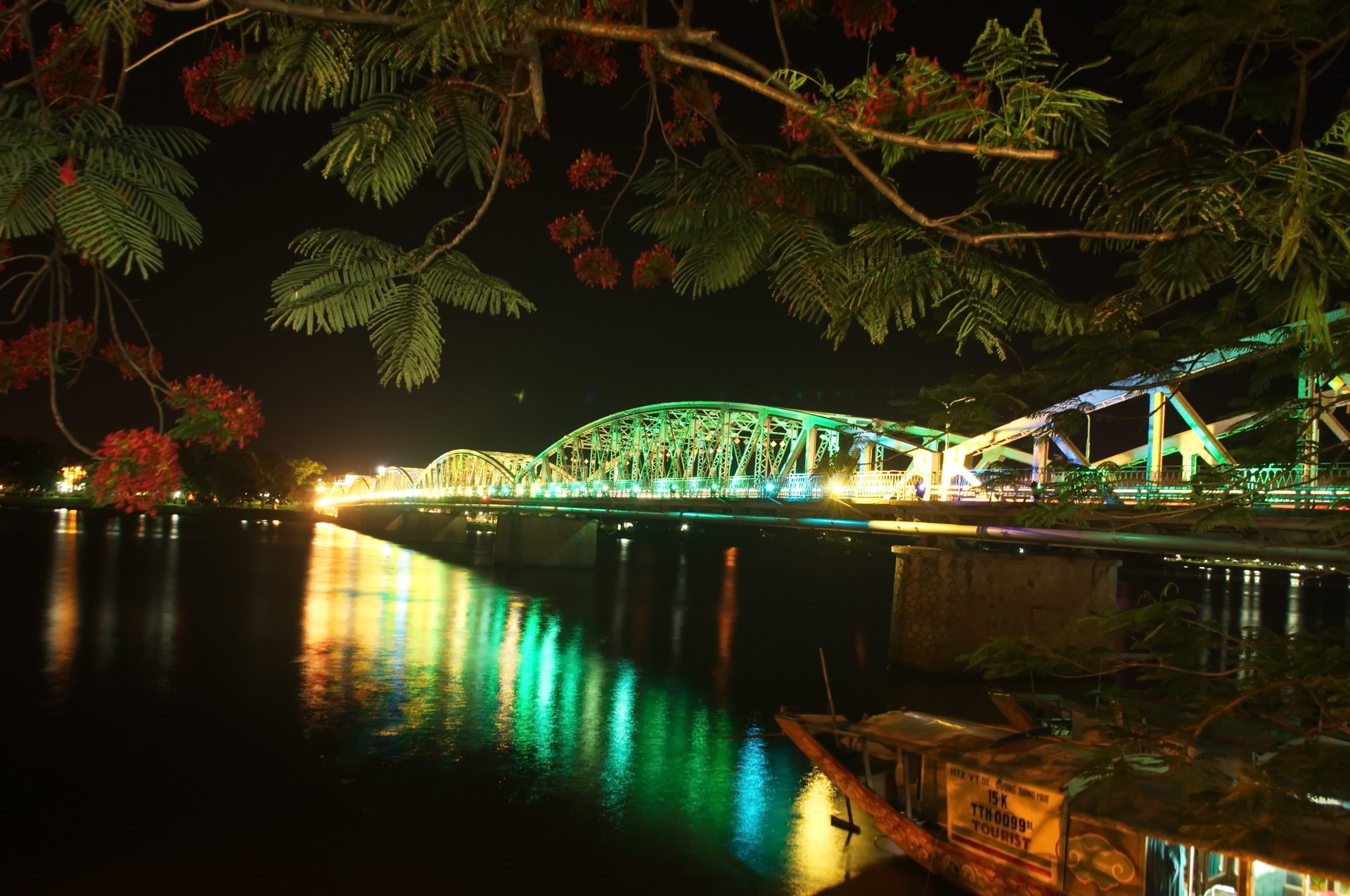 Trang Tien Bridge: Discover the romantic symbol of Hue