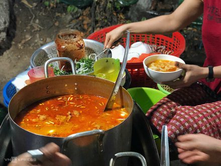 With a crowded restaurant, selling from 15:00 to 1 o'clock at night can run out of 15 pots of soup
